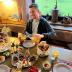 Gast am Tisch mit Biosphären-Frühstück