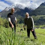 Pflanzaktion auf den Wiesen am Berghotel Rehlegg