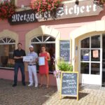 Überreichung der Partner-Urkunde an Christian Sichert vor der Metzgerei Sichert