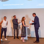 Verleihung der Partner-Urkunde an Alexander Gehrig vom neuen Partnerbetriebs Sparkasse Berchtesgadener Land