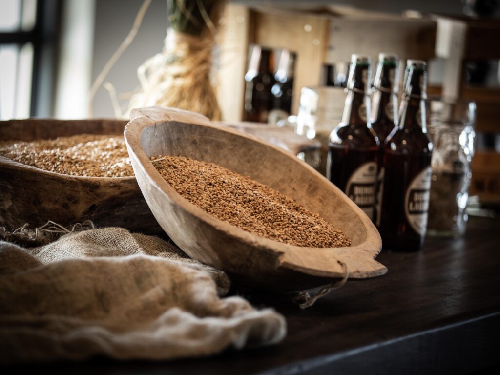 Schale mit Getreidekörnern und Biosphären-Bier