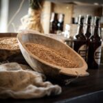 Schale mit Getreidekörnern und Biosphären-Bier