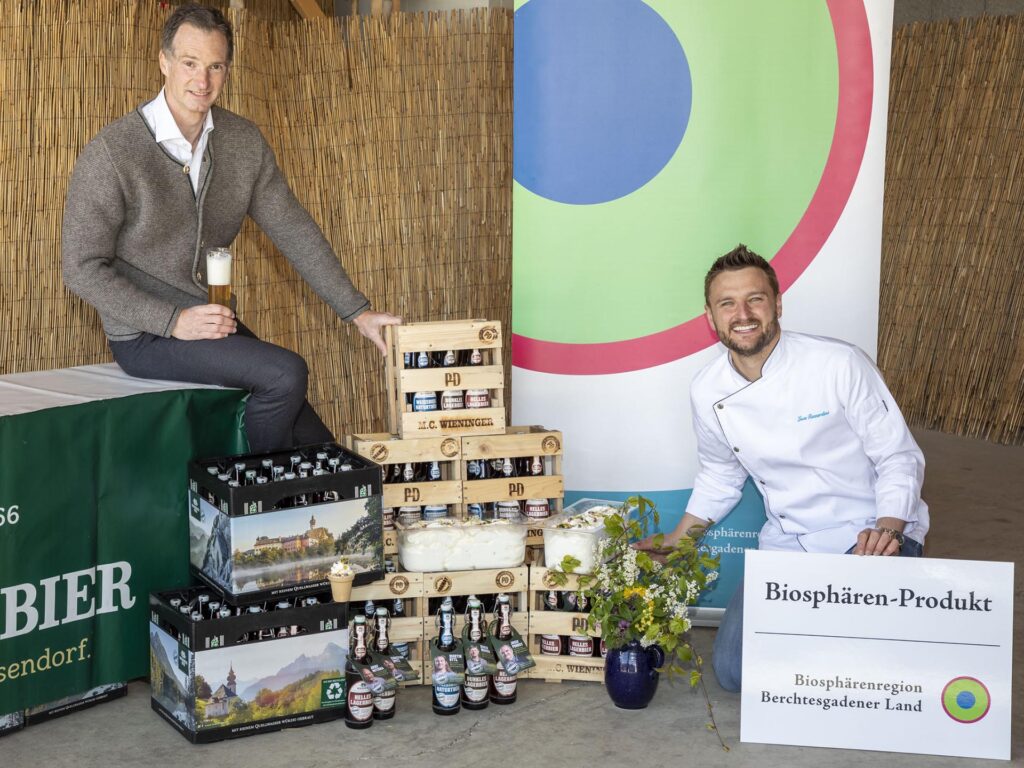 Christian Wieninger und Luca Rizzardini mit den Biosphären-Produkten Bier und Eis
