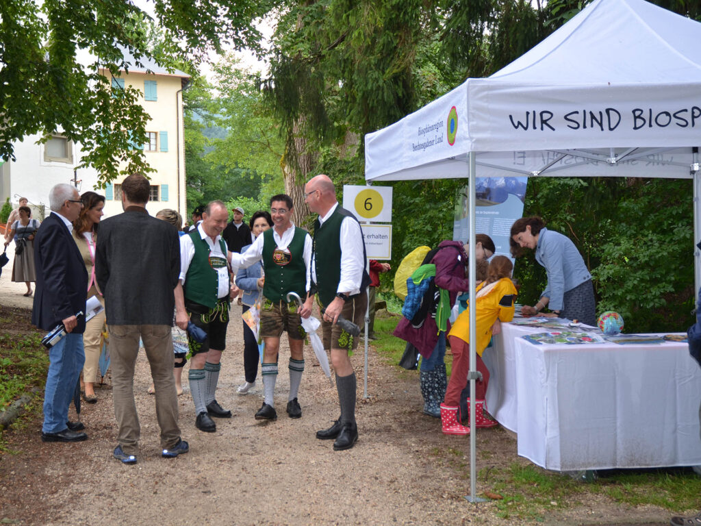 Besucher am Informationsstand der Biosphärenregion am Biosphärentag 2017