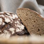 Frisches Brot im Brotkorb