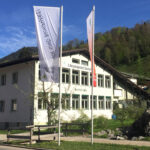 Fahne mit dem Schriftzug "Wir sind Biosphäre" vor der Tourist-Info in Ramsau