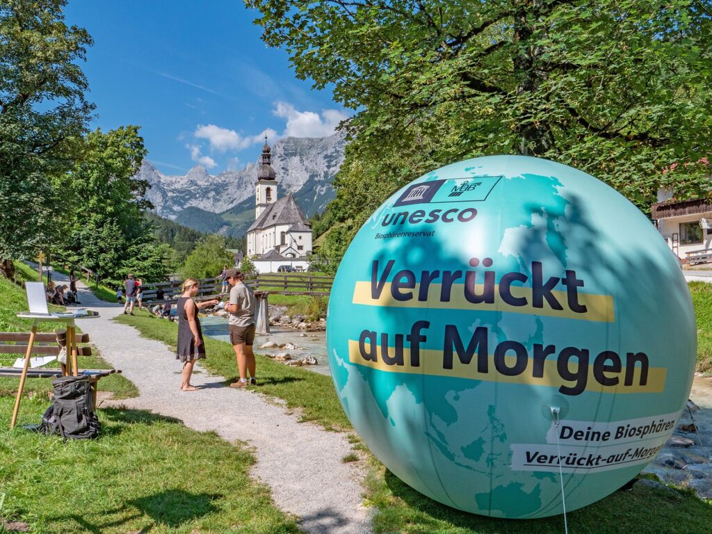 Stand der Biosphärenregion zur Imagekampagne mit Blick über das Bergsteigerdorf Ramsau