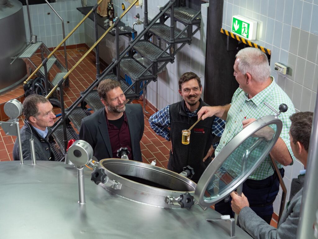 Braumeister am Bierkessel