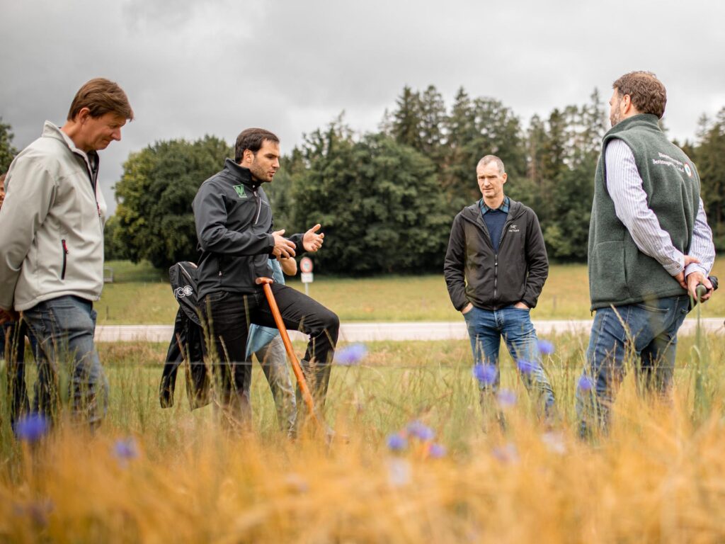Mitglieder des Erzeugerkreises Bio-Braugerste stehen im Getreidefeld