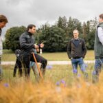 Mitglieder des Erzeugerkreises Bio-Braugerste stehen im Getreidefeld