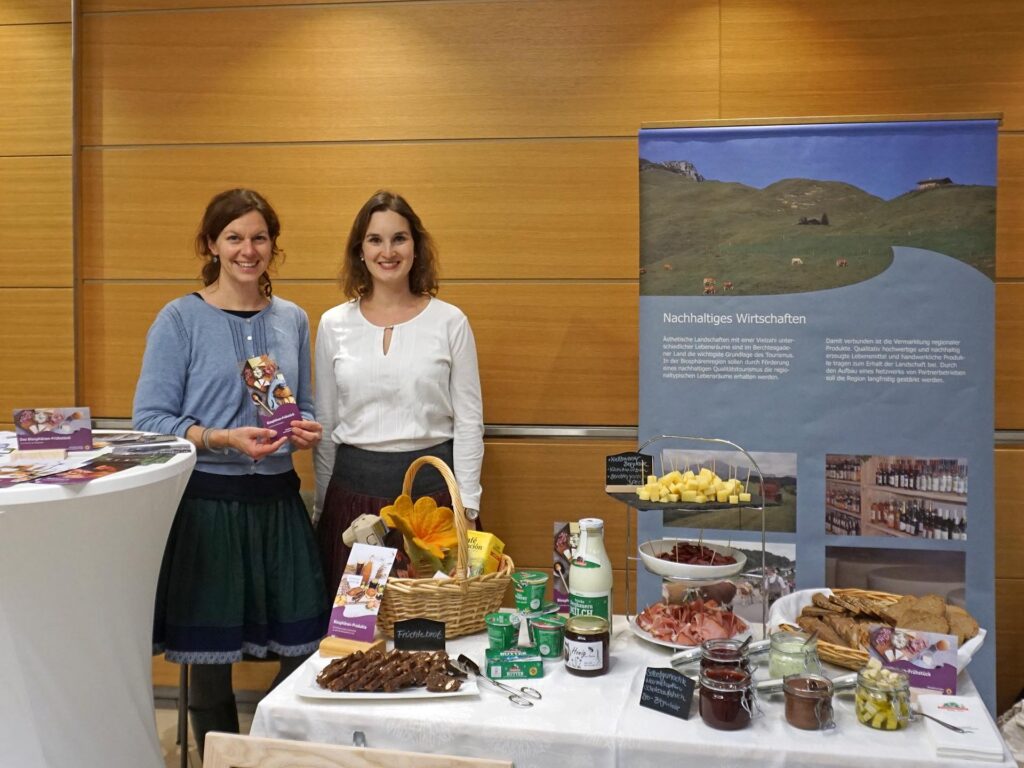 Mitarbeiter der Biosphärenregion an einem Infostand zu regionalen Produkten