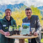 Dr. Peter Loreth und Florian Beierl stellen an einem Stand das Biosphären-Meisterwurz-Projekt vor