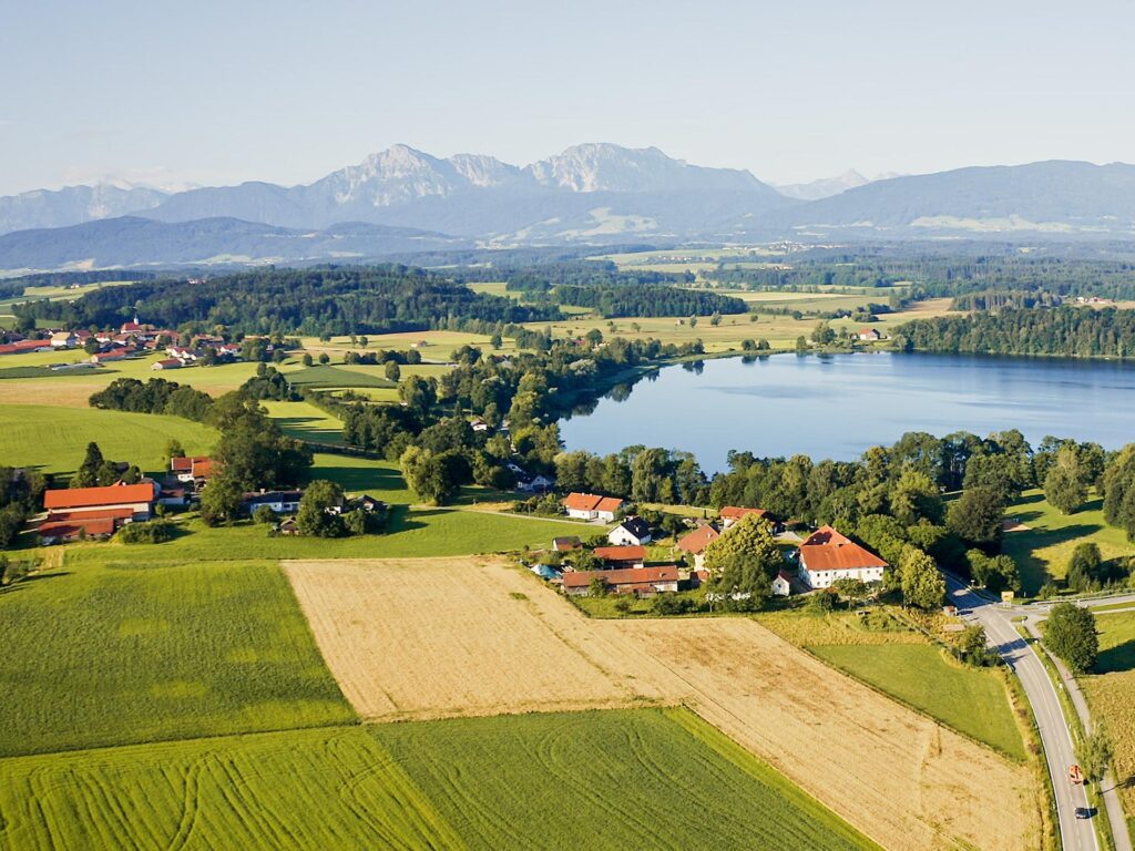Luftaufnahme mit Blick über den Abtsdorfer See zum Hochstaufen