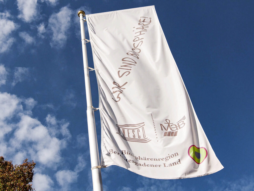 Fahne mit dem Schriftzug "Wir sind Biosphäre!"