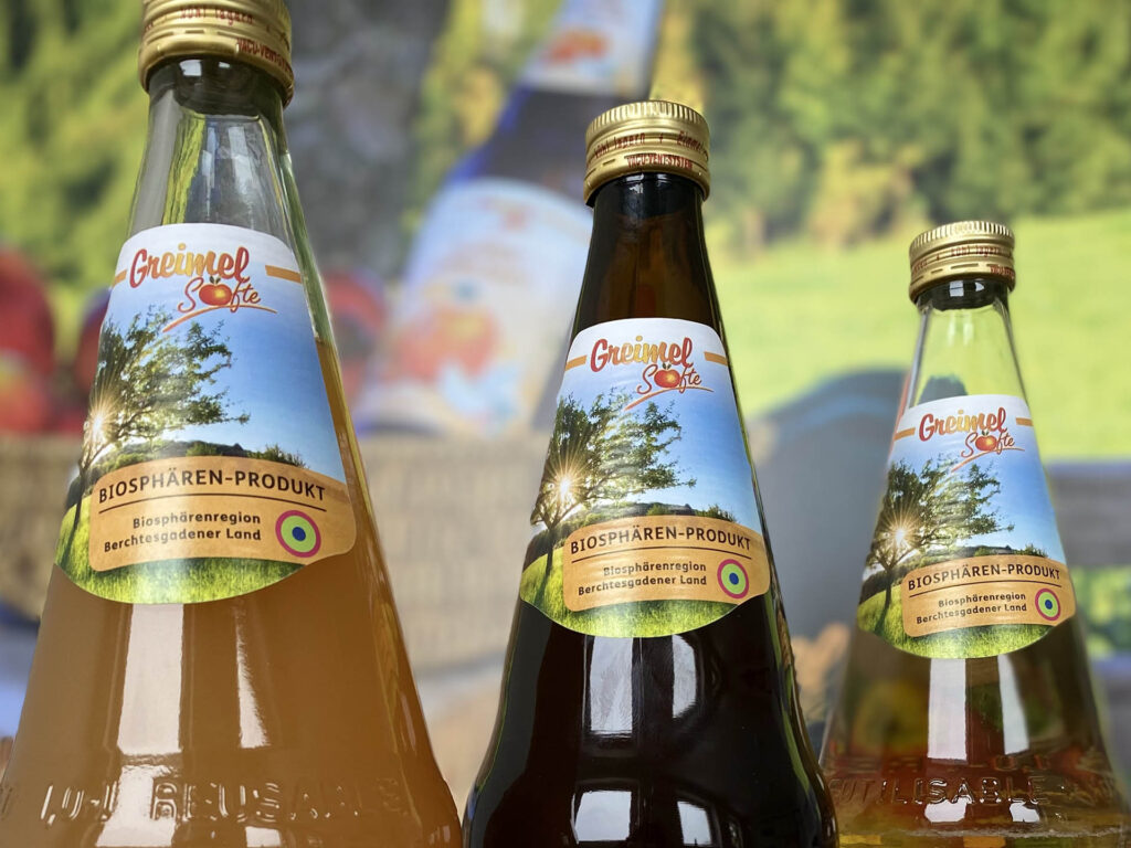 Saft-Flaschen der Kelterei Greimel mit Biosphären-Produkt-Label