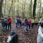 Schülerinnen und Schüler einer Grundschule beim Spiel im Wald
