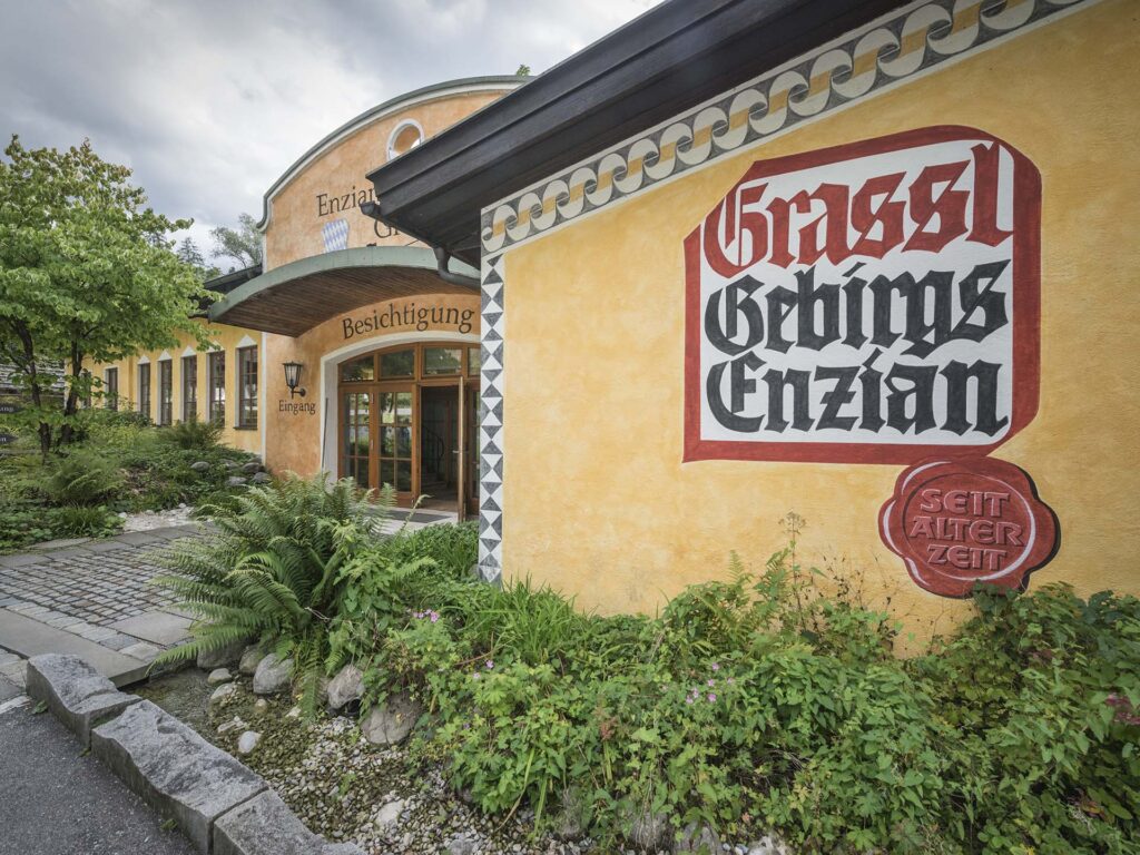 Firmengebäude mit Logo des Partnerbetriebs Enzianbrennerei Grassl GmbH & Co. KG