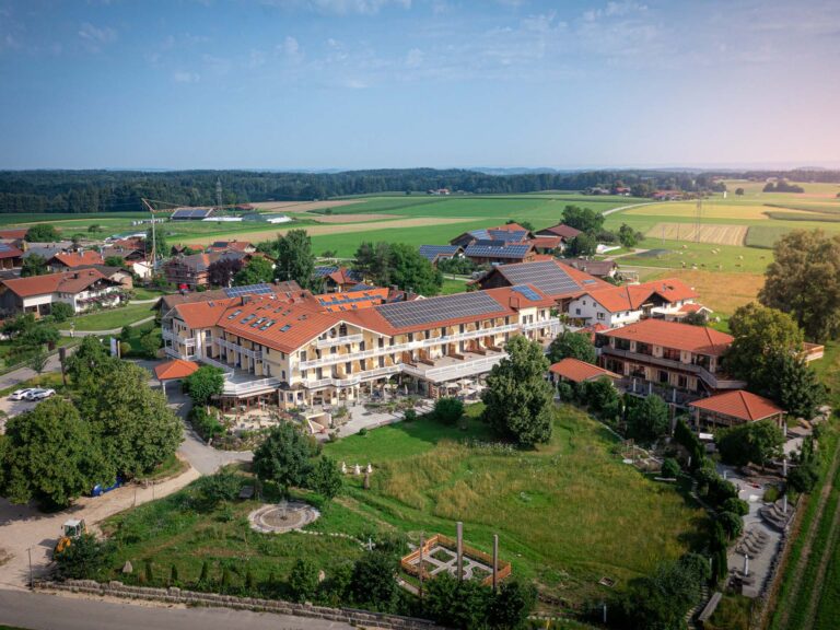 Luftaufnahme des Partnerbetriebs Wellness Natur Resort Gut Edermann