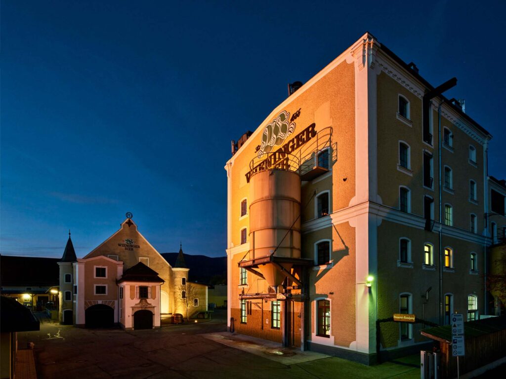 Nächtliche Außenaufnahme des Partnerbetriebs Privatbrauerei M.C. Wieninger GmbH & Co. KG