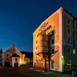 Nächtliche Außenaufnahme des Partnerbetriebs Privatbrauerei M.C. Wieninger GmbH & Co. KG