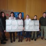 Teilnehmer eines Workshops an der Grundschule Ramsau zeigen ihre Ideen