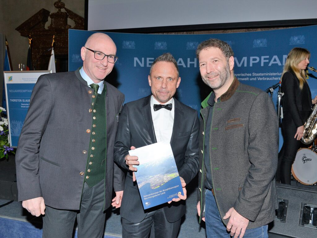 Landrat Kern, Staatsminister Glauber und Leiter der Biosphären-Verwaltungsstelle Loreth bei der Übergabe des Rahmenkonzepts der Biosphärenregion BGL