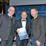 Landrat Kern, Staatsminister Glauber und Leiter der Biosphären-Verwaltungsstelle Loreth bei der Übergabe des Rahmenkonzepts der Biosphärenregion BGL