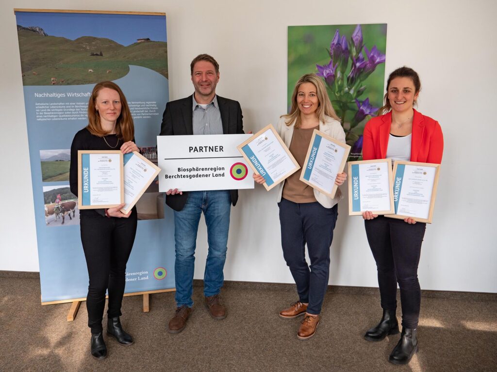 Mitglieder des Vergaberats mit den Urkunden der Auszeichnung von sechs neuen Partnern der Biosphärenregion