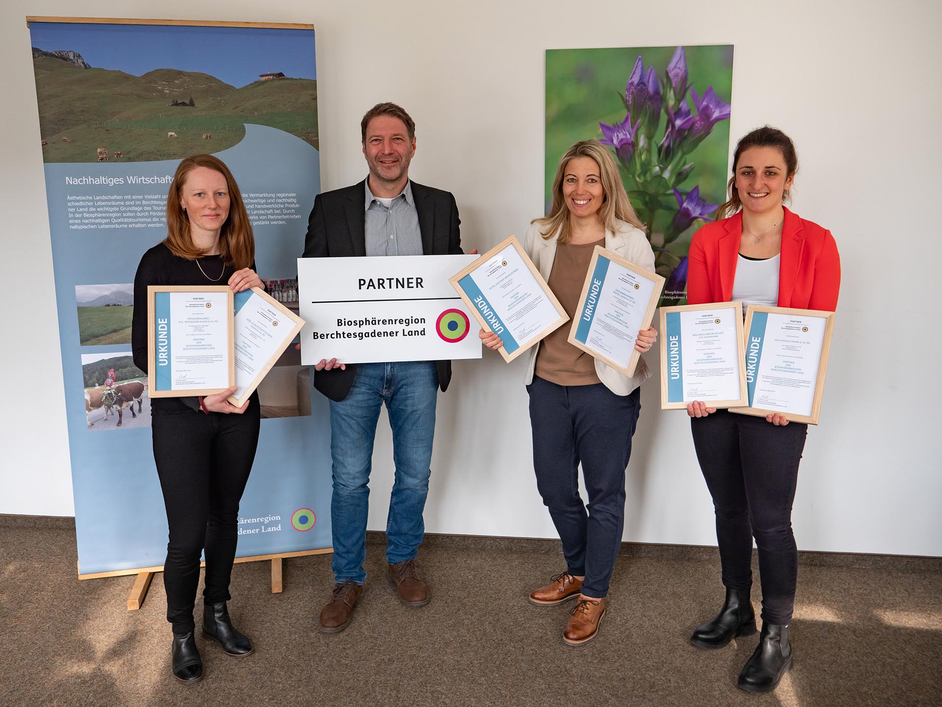 Mitglieder des Vergaberats mit den Urkunden der Auszeichnung von sechs neuen Partnern der Biosphärenregion