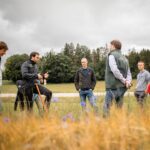 Mitarbeiter des Partnerbetriebs Privatbrauerei Wieninger stehen im Getreidefeld