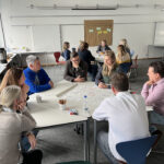 Teilnehmer des Netzwerktreffens Nationalpark- und Biosphärenschulen in einem Klassenraum