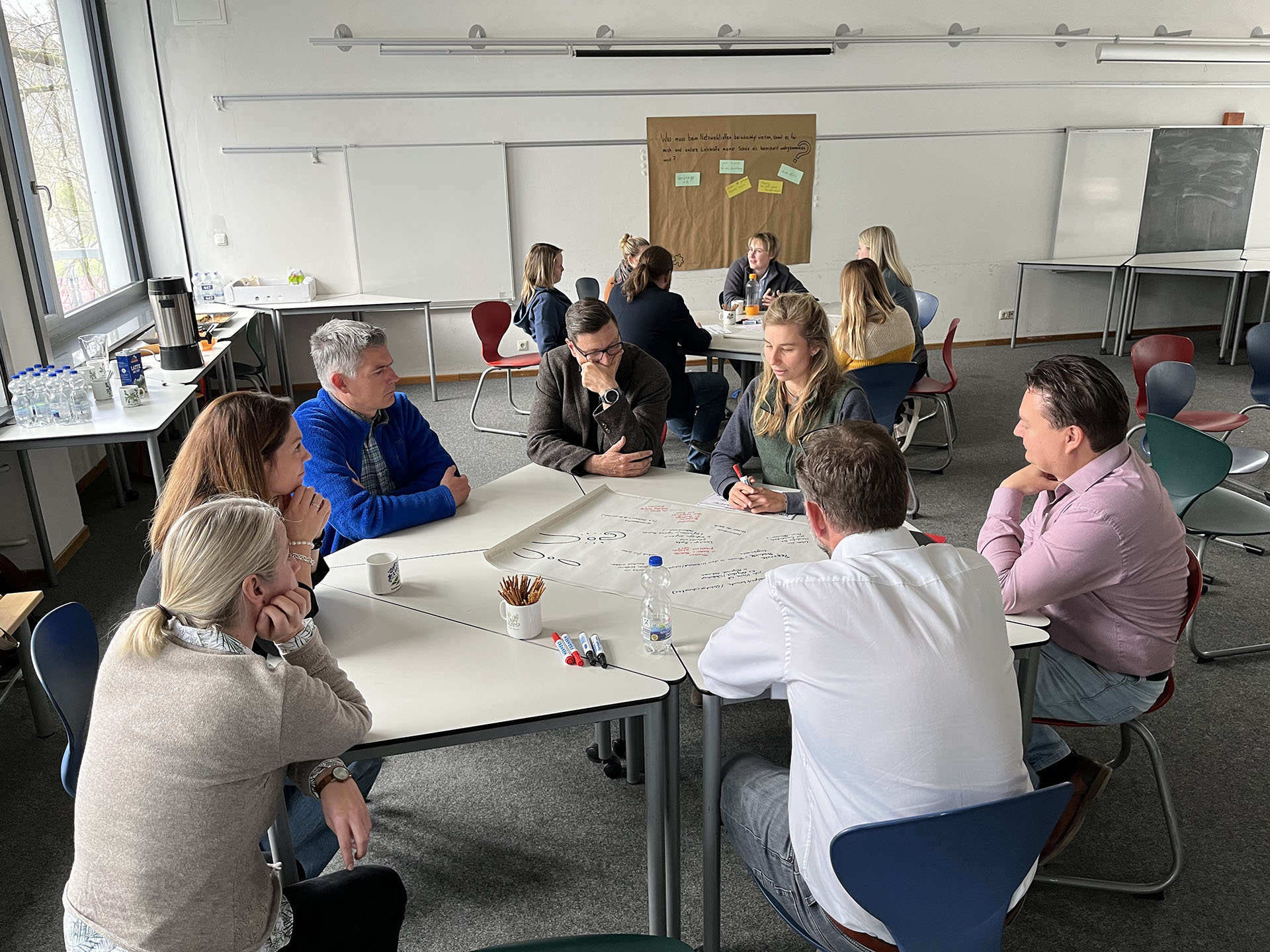 Teilnehmer des Netzwerktreffens Nationalpark- und Biosphärenschulen in einem Klassenraum
