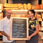 Anbieter des Biosphären-Frühstücks mit Infotafel zum Frühstücks-Angebot