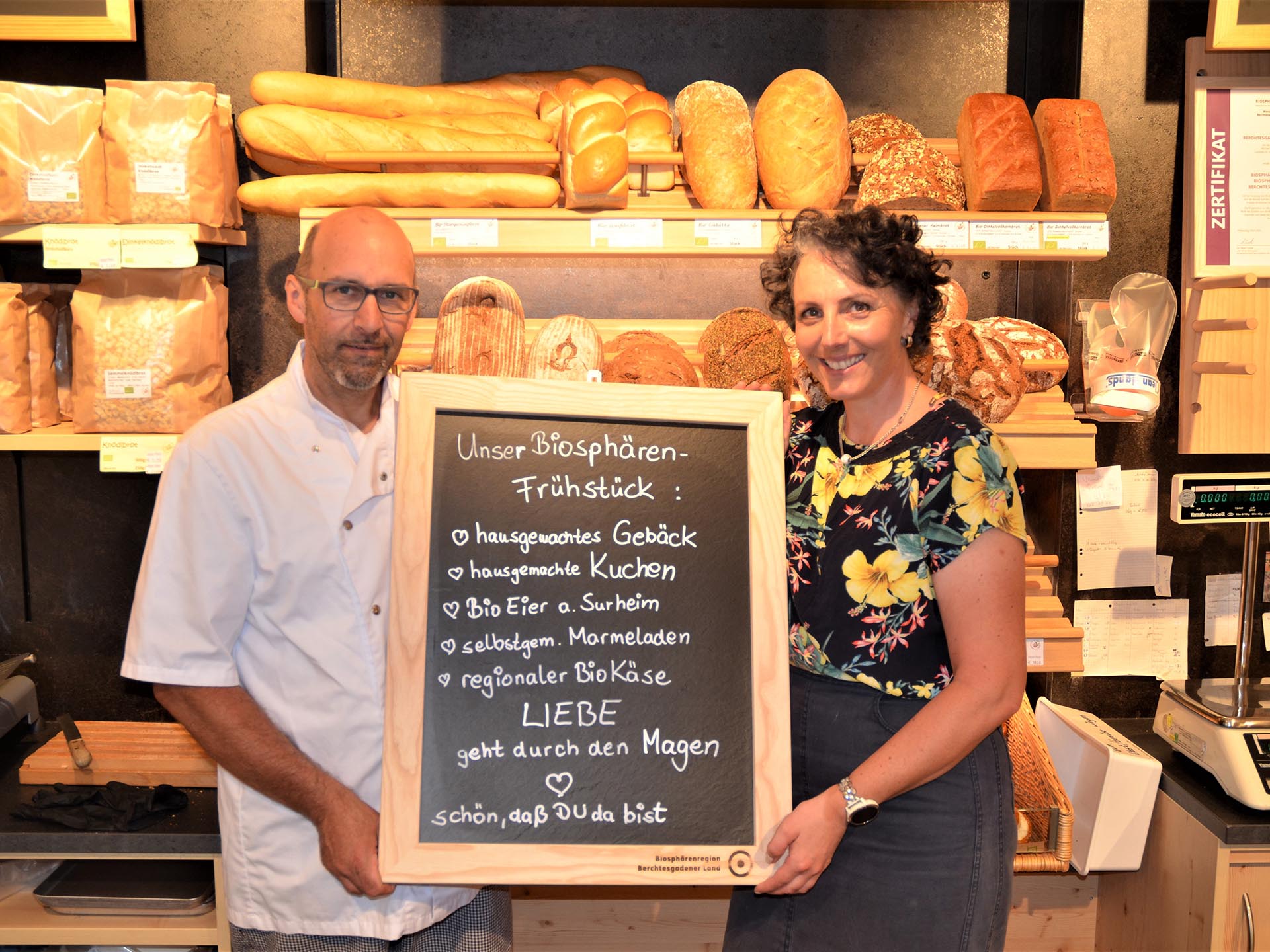 Anbieter des Biosphären-Frühstücks mit Infotafel zum Frühstücks-Angebot