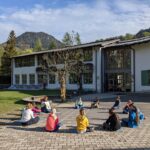 Sitzkreis von Kindern vor der Grundschule Ramsau im Rahmen einer Bildungsveranstaltung
