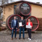Übergabe der Partner-Urkunde an Andreas Brügmann vor der Privatbrauerei Wieninger