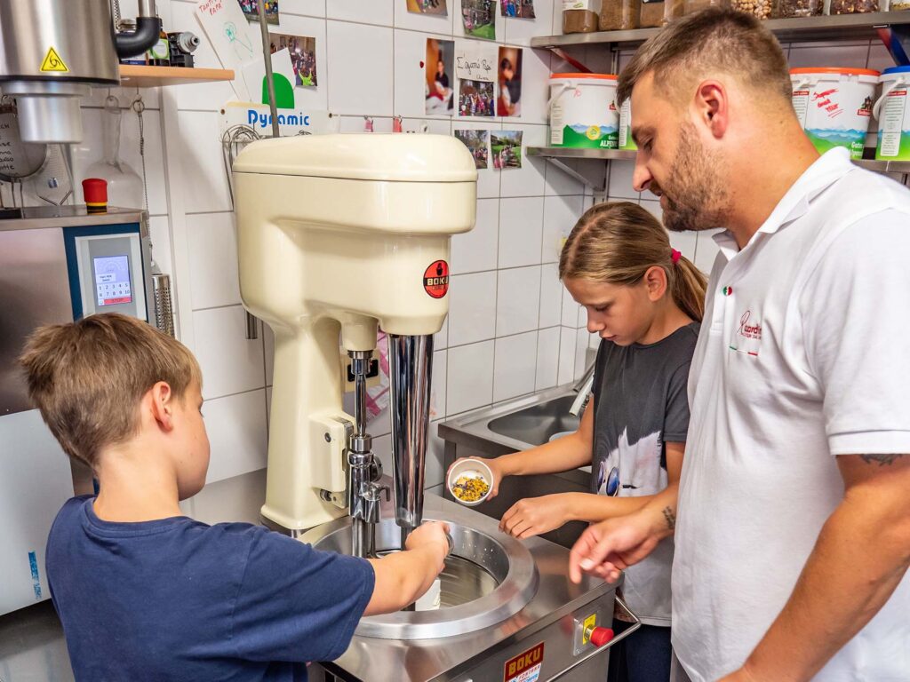 Kinder bei der Herstellung von Biosphären-Eis in der Gelateria Rizzardini