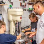 Kinder bei der Herstellung von Biosphären-Eis in der Gelateria Rizzardini