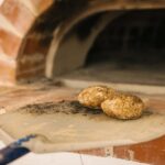 Semmeln werden aus einem Brotofen genommen