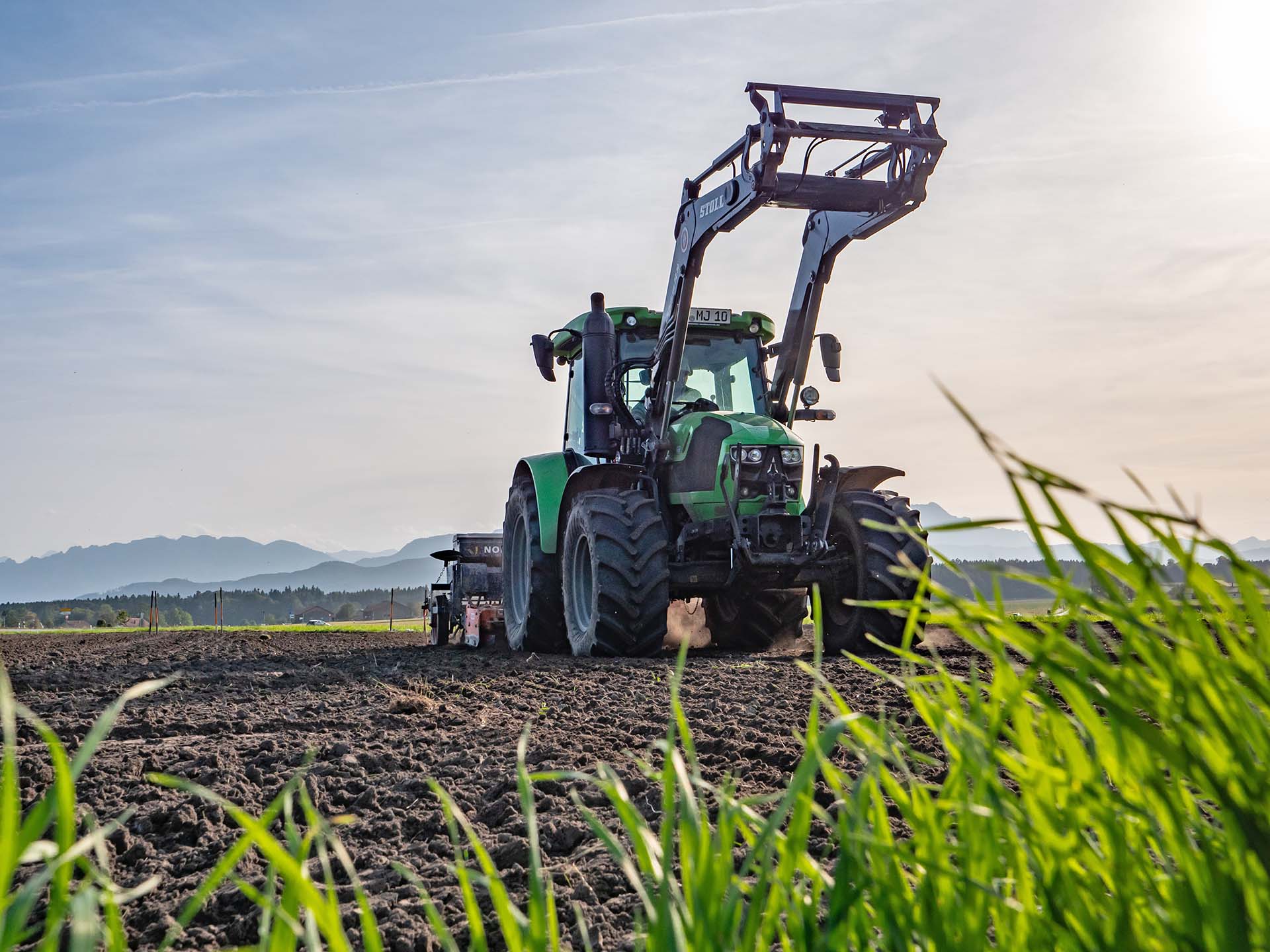 Traktor beim Aussäen von Getreide auf dem Acker