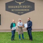 Übergabe der Partner-Urkunde an Metzgermeister Hermann Braunsperger