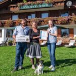 Übergabe der Partner-Urkunde an Josef und Alena Fendt, Betreiber der Ferienwohnungen Wassererlehen