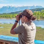 Biosphären-Rangerin beobachtet Vögel im Moor