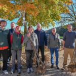 Gruppenbild der Beteiligten bei der Obstbaum-Aktion