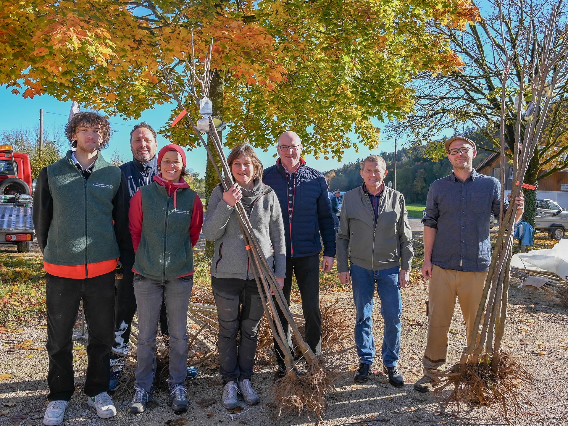 Gruppenbild der Beteiligten bei der Obstbaum-Aktion