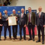 Gruppenfoto nach der Urkunden-Übergabe mit Bernadette Kneis (Stellvertretende Leiterin der Biosphären-Verwaltung), Dr. Peter Loreth (Leiter der Biosphären-Verwaltung), Bernhard Kern (Landrat Berchtesgadener Land), Dr. Christian Barth (Amtschef des Bayerischen Staatsministeriums für Umwelt und Verbraucherschutz), Dr. Stefan Lütkes (Vorsitzender des MAB-Nationalkomitees), Dr. Konrad Schober (Regierungspräsident von Oberbayern)