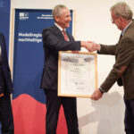 Übergabe der Urkunde: Dr. Peter Loreth (Leiter der Biosphären-Verwaltung), Dr. Christian Barth (Amtschef des Bayerischen Staatsministeriums für Umwelt und Verbraucherschutz), Dr. Stefan Lütkes (Vorsitzender des MAB-Nationalkomitees)