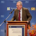 Vorsitzender des MAB-Nationalkomitees, Dr. Stefan Lütkes auf der Bühne