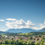 Blick über den Markt Teisendorf auf den Untersberg