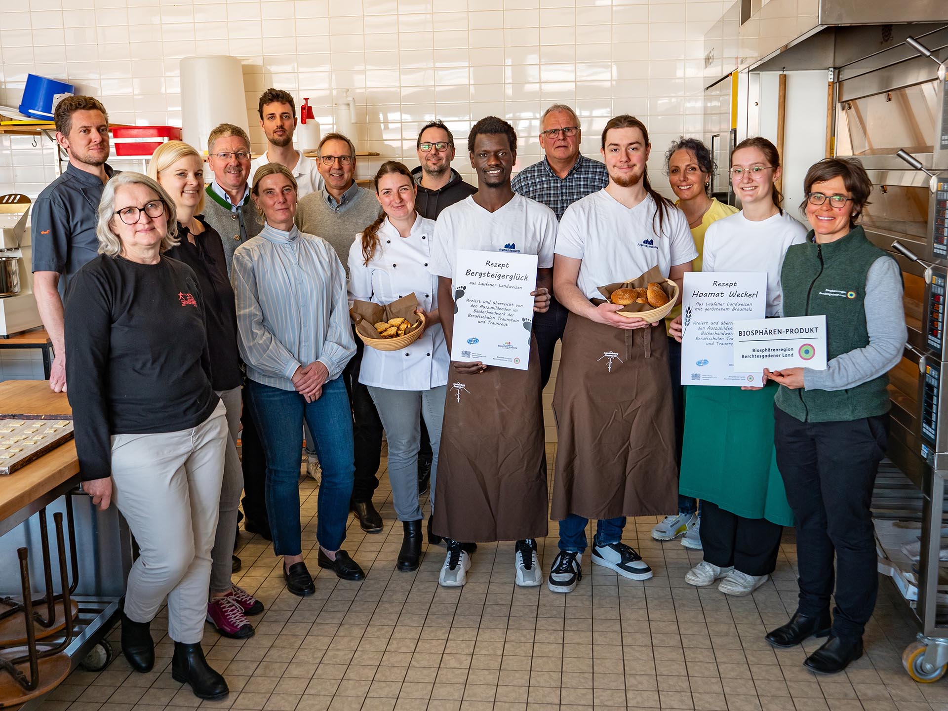 Gruppenbild bei der Rezeptübergabe zwischen Schülerinnen und Schülern der Berufsschulen und Bäckerinnen und Bäckern aus der Biosphärenregion